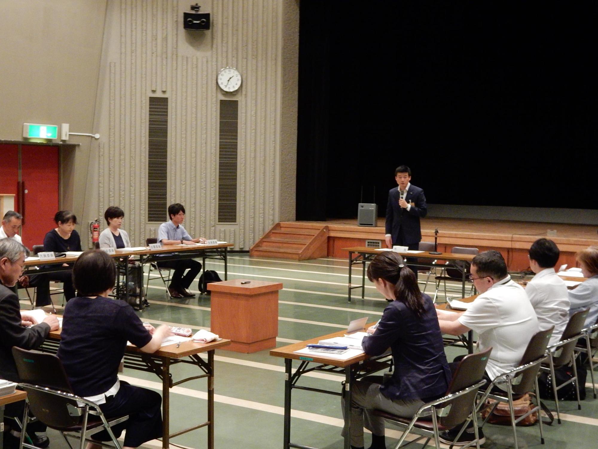 益田市男女共同参画審議会にて挨拶をする市長の様子の写真