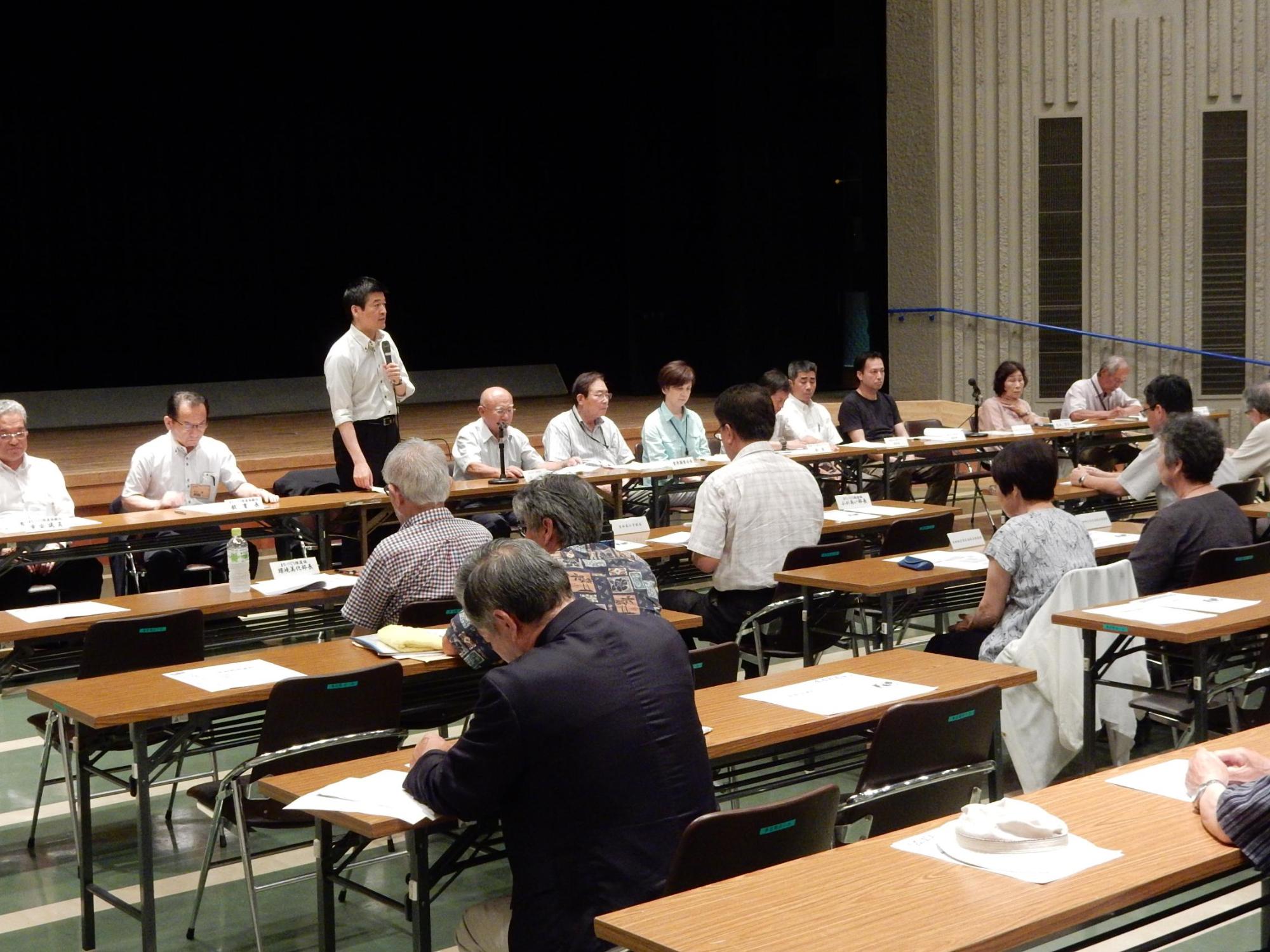 吉田地区まちづくり推進協議会総会にて挨拶をする市長の様子の写真