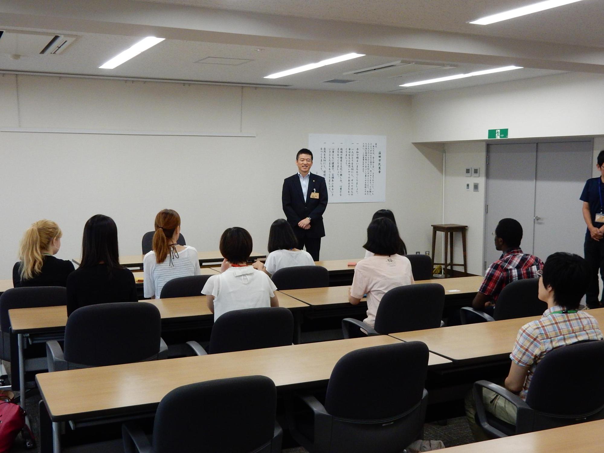 島根県国際交流員との面会にて挨拶をする市長の様子の写真