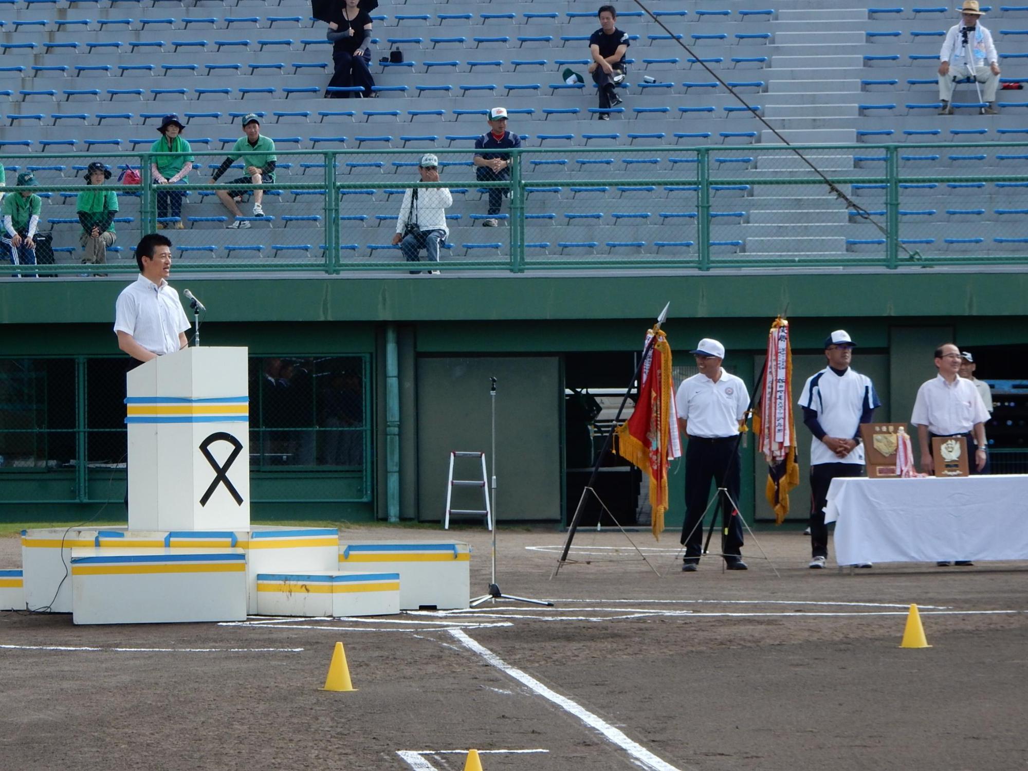 益田市少年優勝野球大会にて挨拶をする市長の様子の写真
