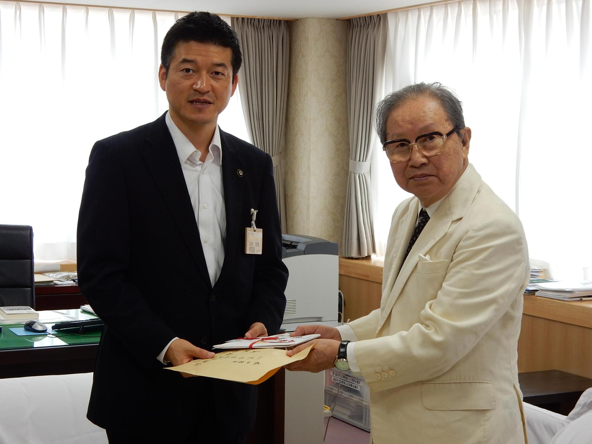 山陰文藝協会・池野誠会長との市長の写真