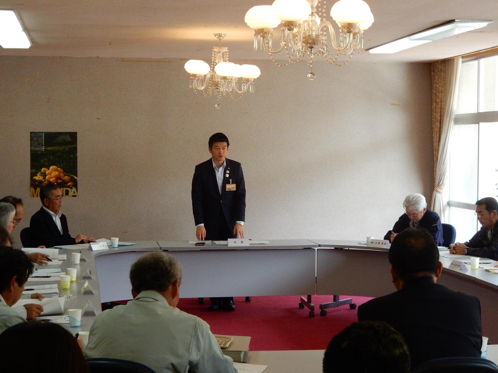 美都地域協議会にて挨拶をする市長の様子の写真
