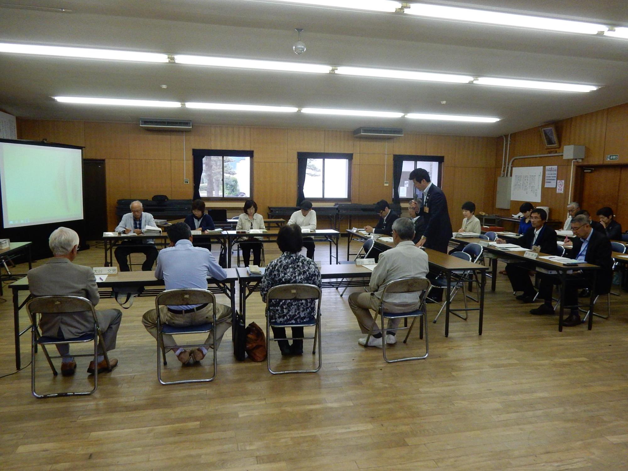 匹見地域協議会にてマイクをもって話をする市長の様子の写真