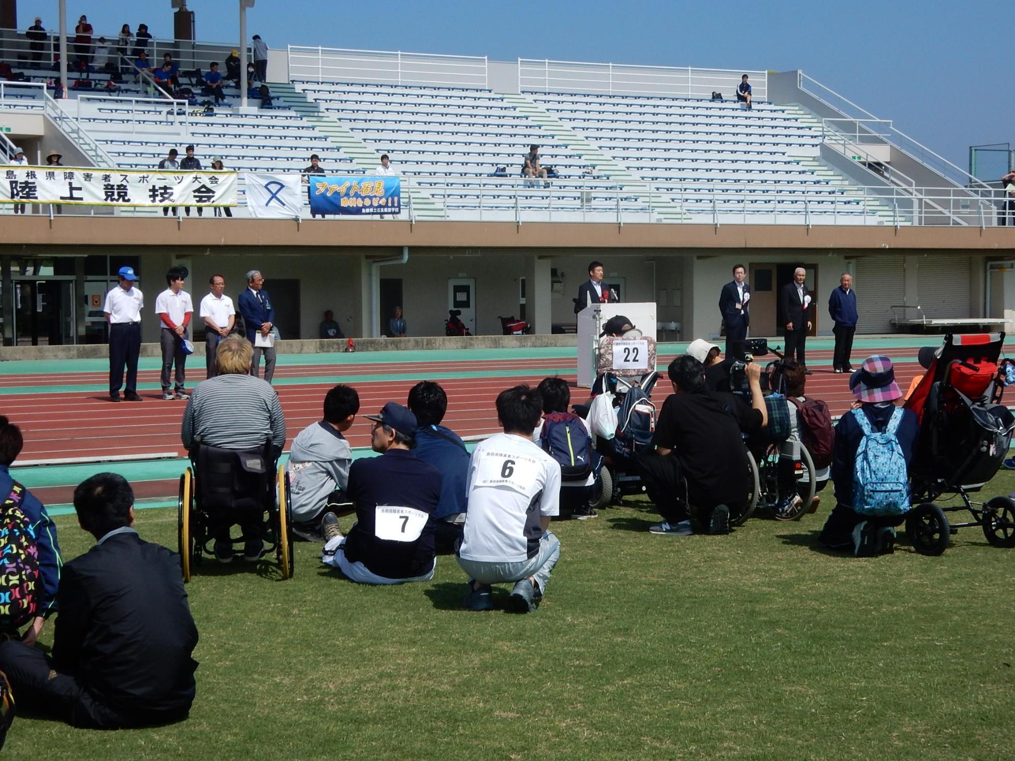 障がい者スポーツ大会にて挨拶をする市長の様子の写真