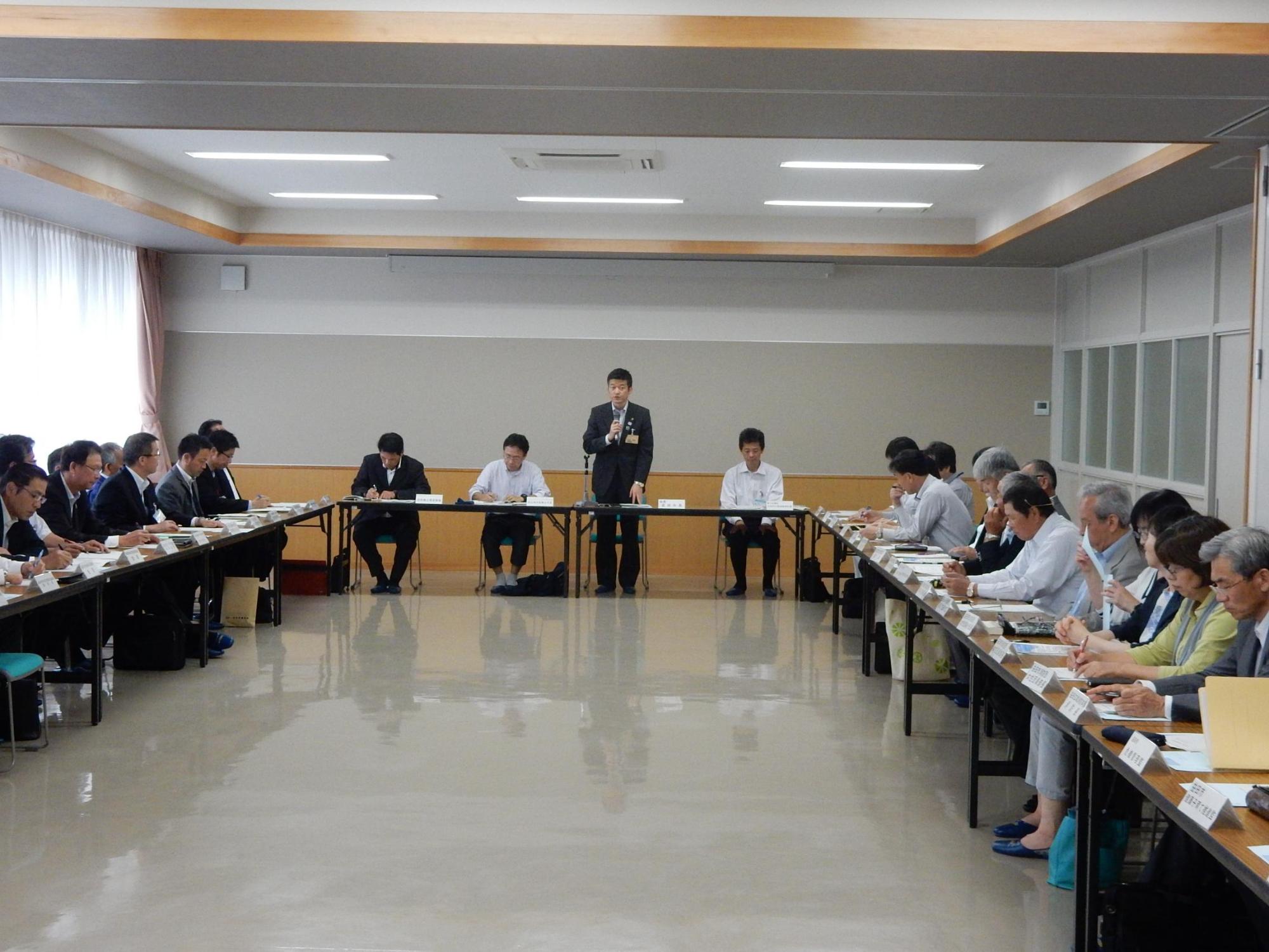 益田市防災会議にてマイクをもって話しをする市長の写真