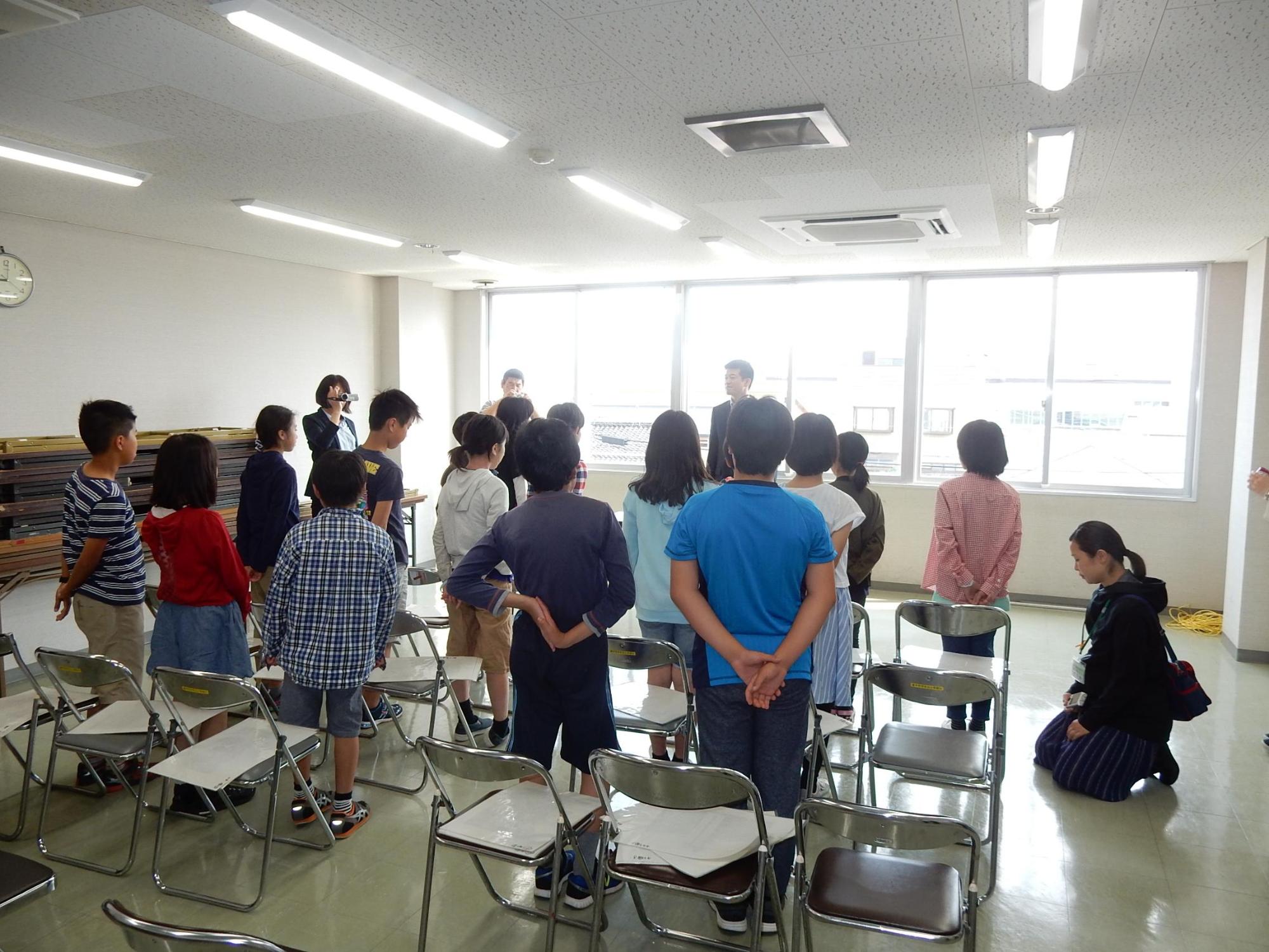 大阪府高槻市立樫田小学校の児童が市役所を訪問した様子の写真