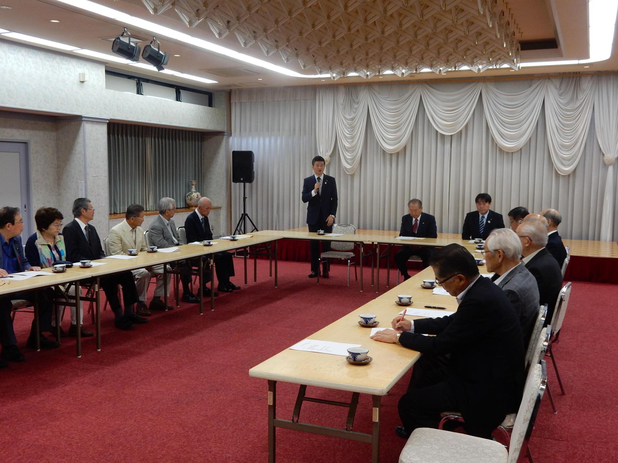 叙勲者会総会にて挨拶をする市長の様子の写真