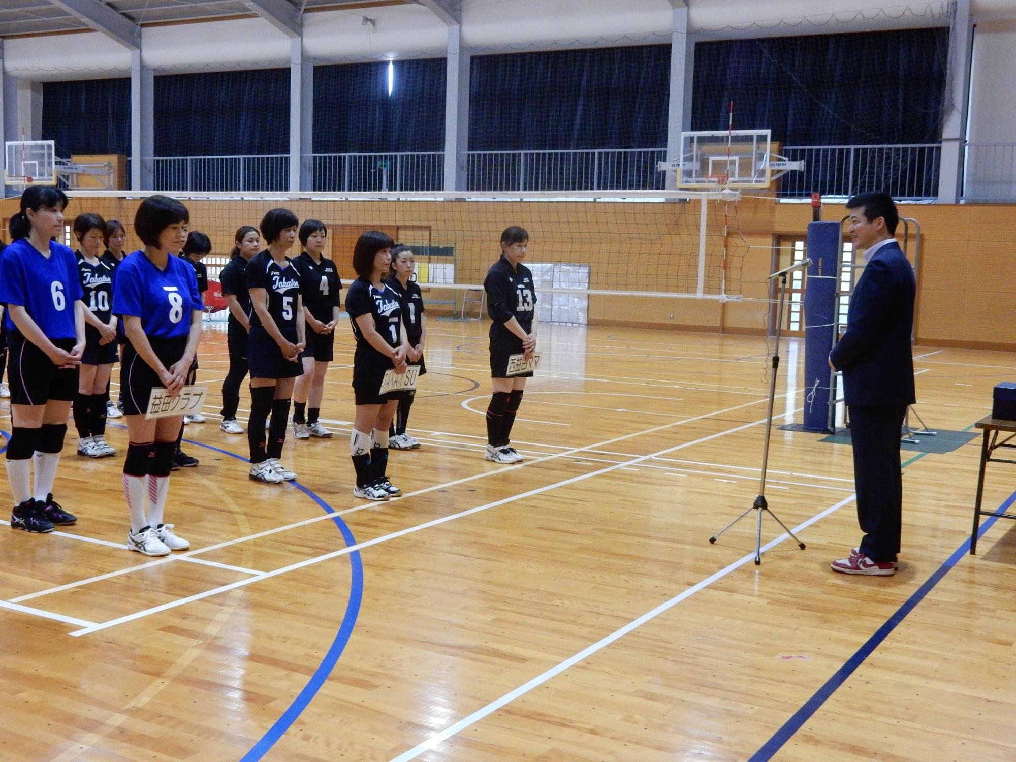 益田市長杯バレーボール大会にて挨拶をする市長の様子の写真