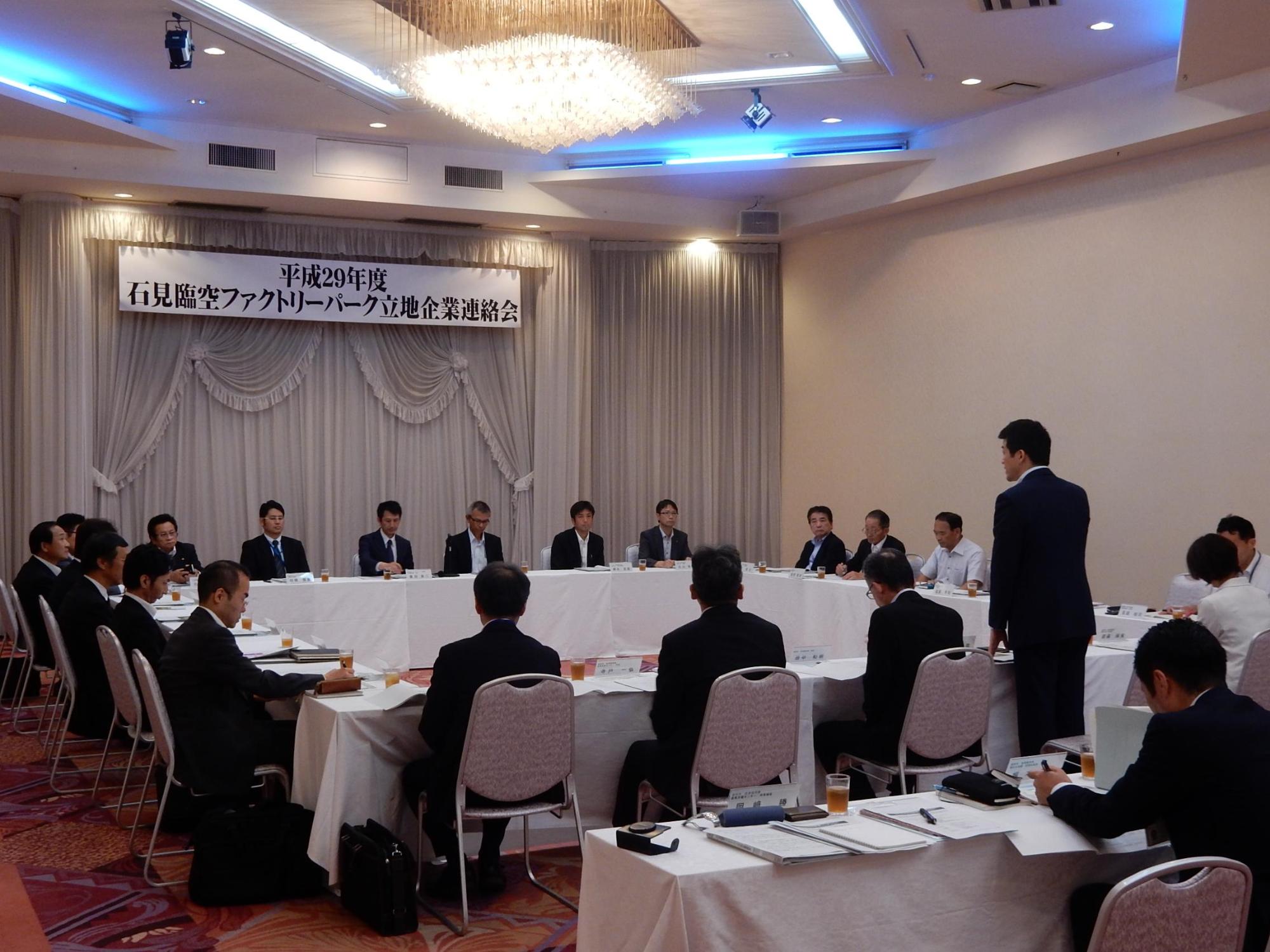 ファクトリーパーク立地企業連絡会にて話しをする市長の写真