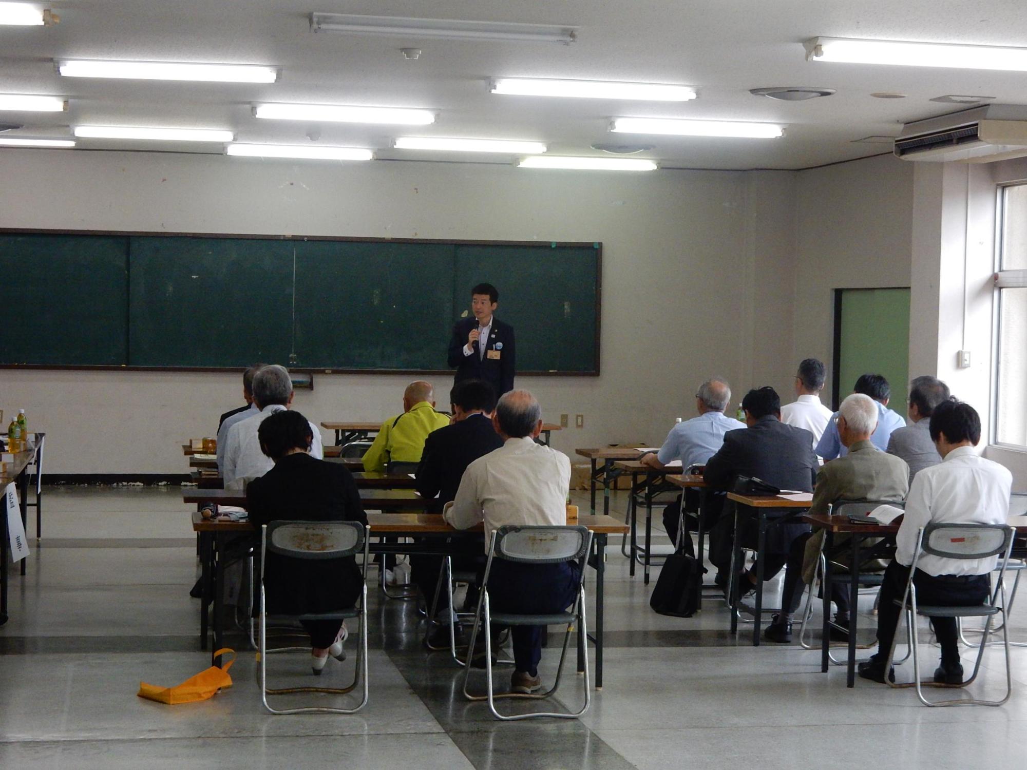 観光協会総会にてマイクを持って話をする市長の様子の写真