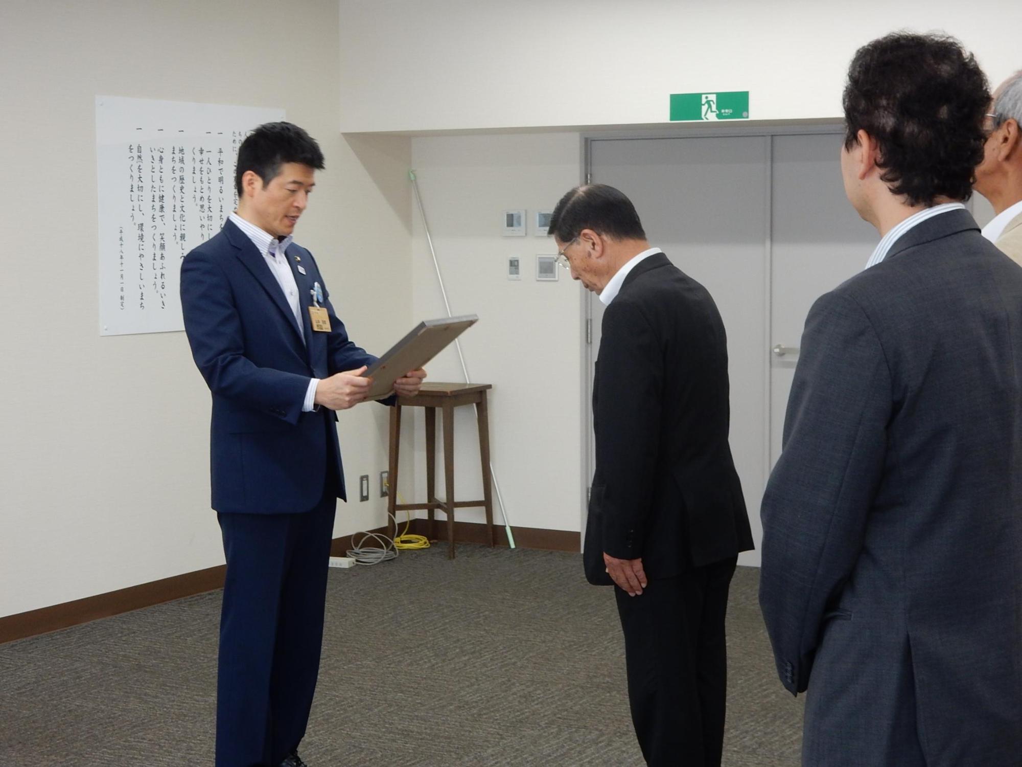 美濃通知書交付式の様子の写真