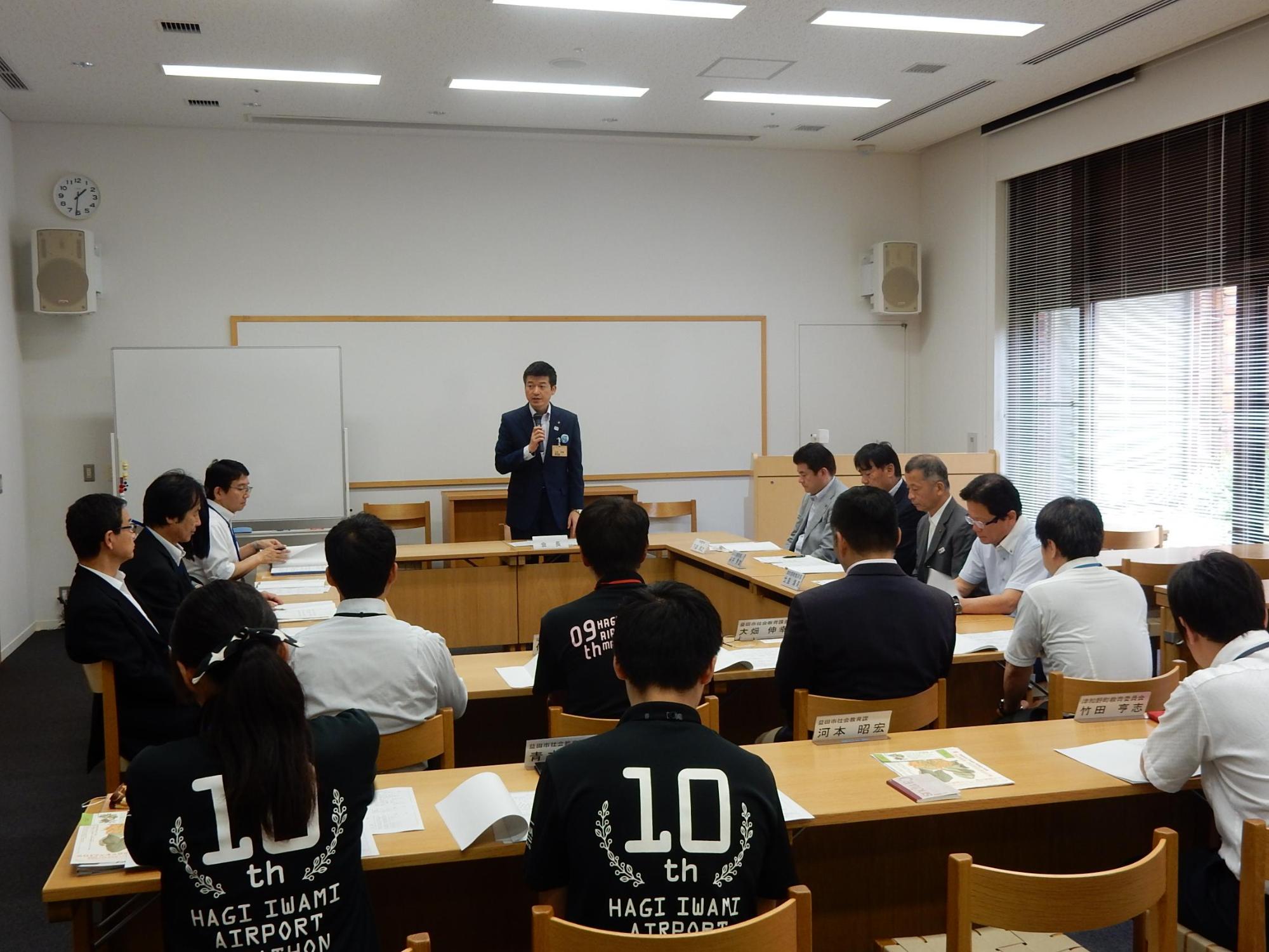 芸術文化とふれあう協議会にてマイクをもって話しをする市長の様子の写真
