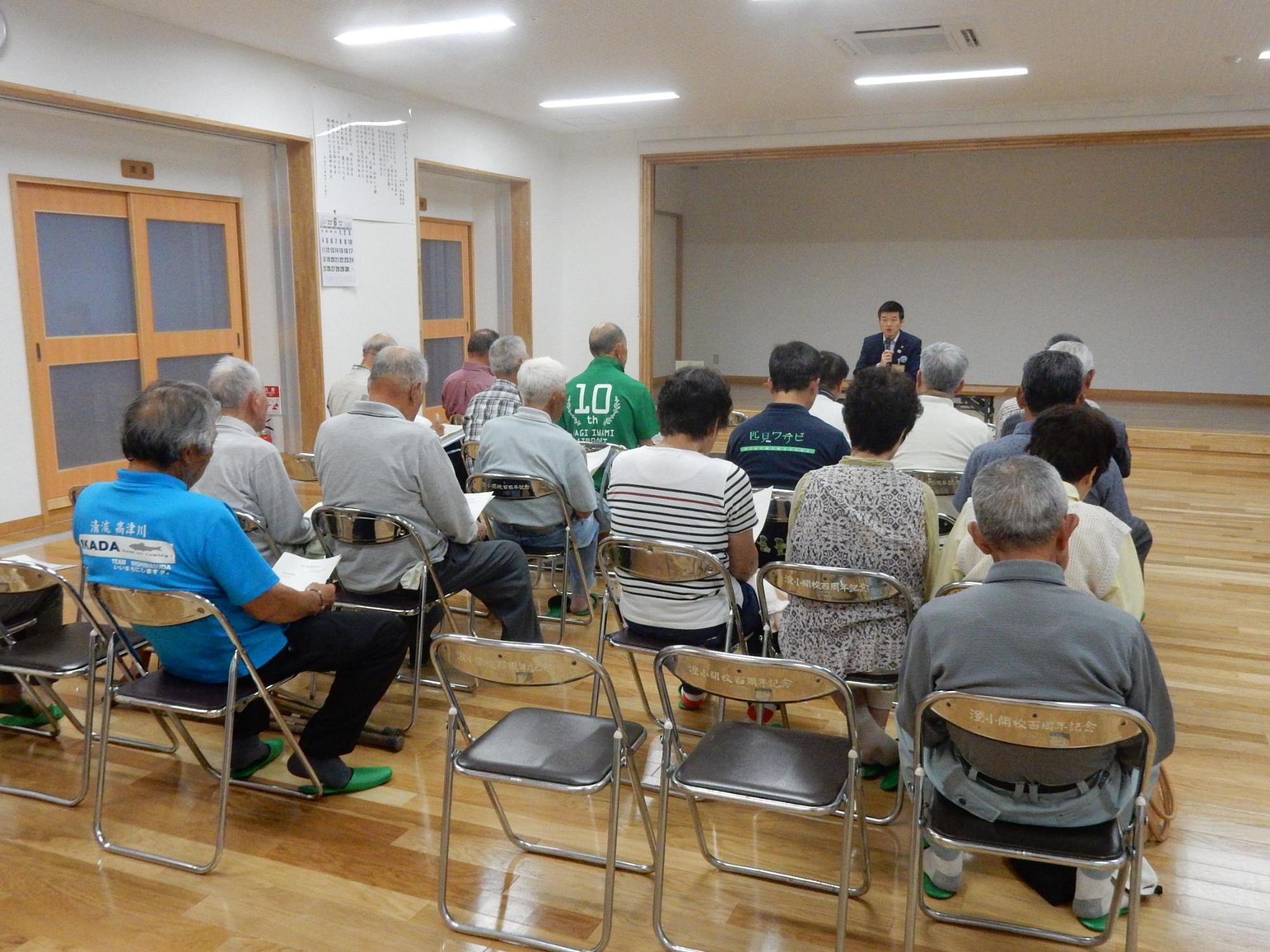 市長と語り合う会にてマイクをもって話しをする市長の様子の写真
