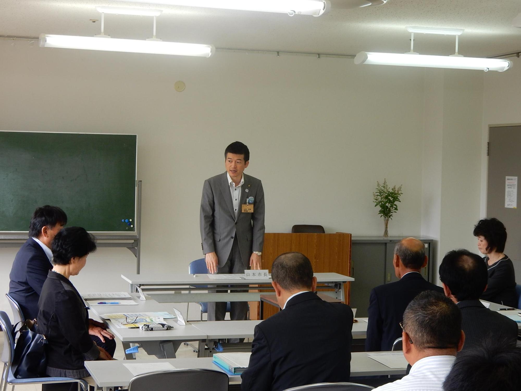 益田市総合教育会議にて挨拶をする市長の様子の写真