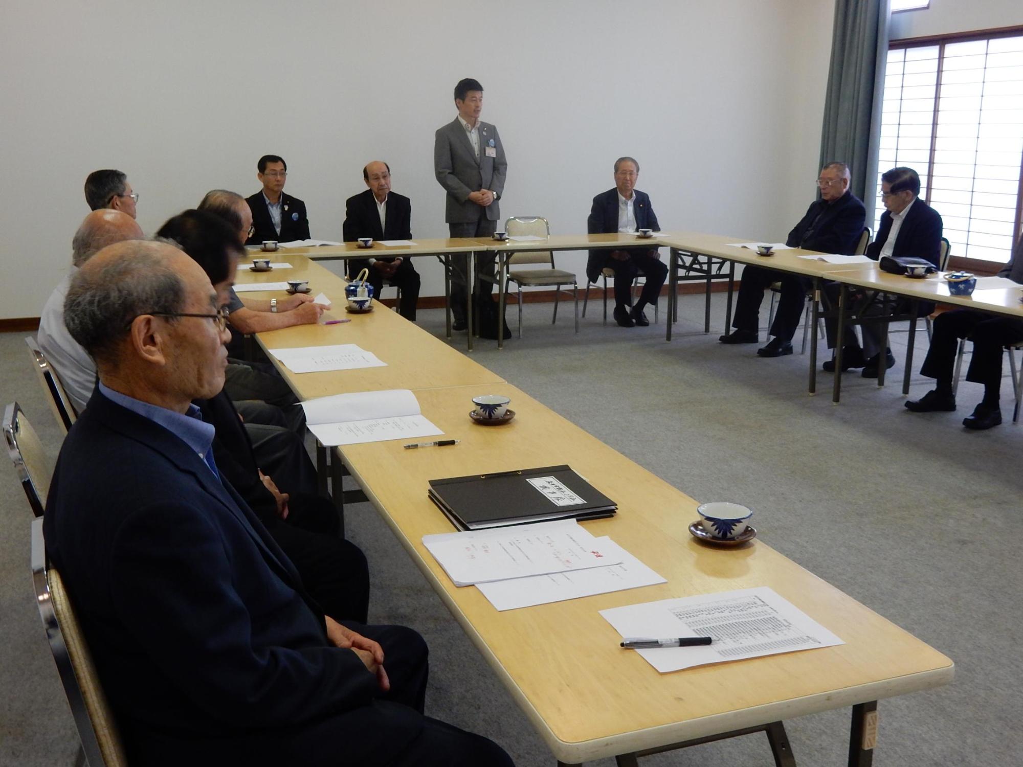 市議会OB会にて挨拶をする市長の様子の写真