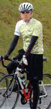 サイクリングの装いで自転車にまたがっている益田市長の写真