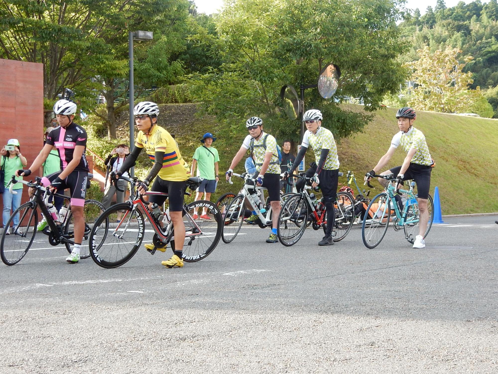 自転車にまたがり参加している様子の写真