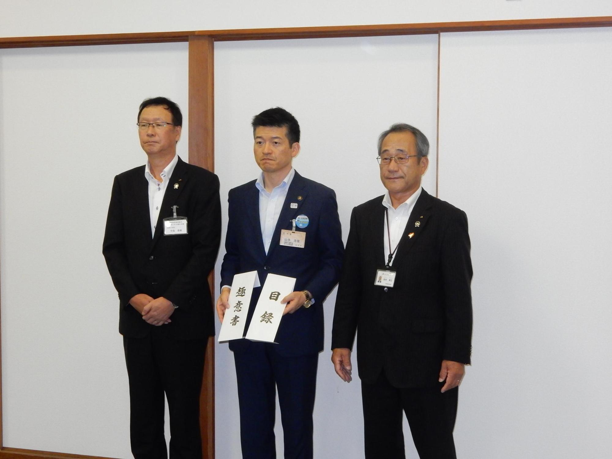 交通事故防止機器贈呈式に参加された方々での集合写真