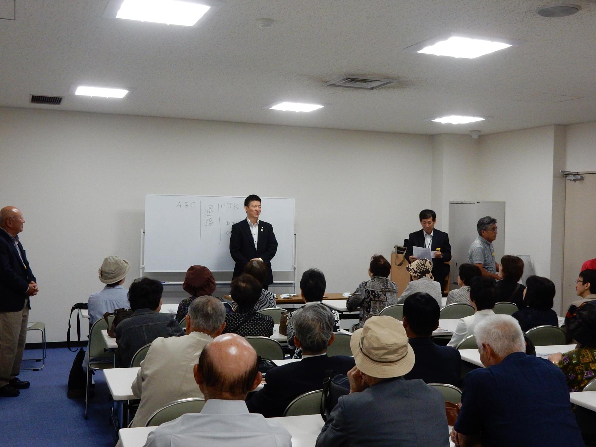 お見送りにて挨拶をする市長の様子の写真