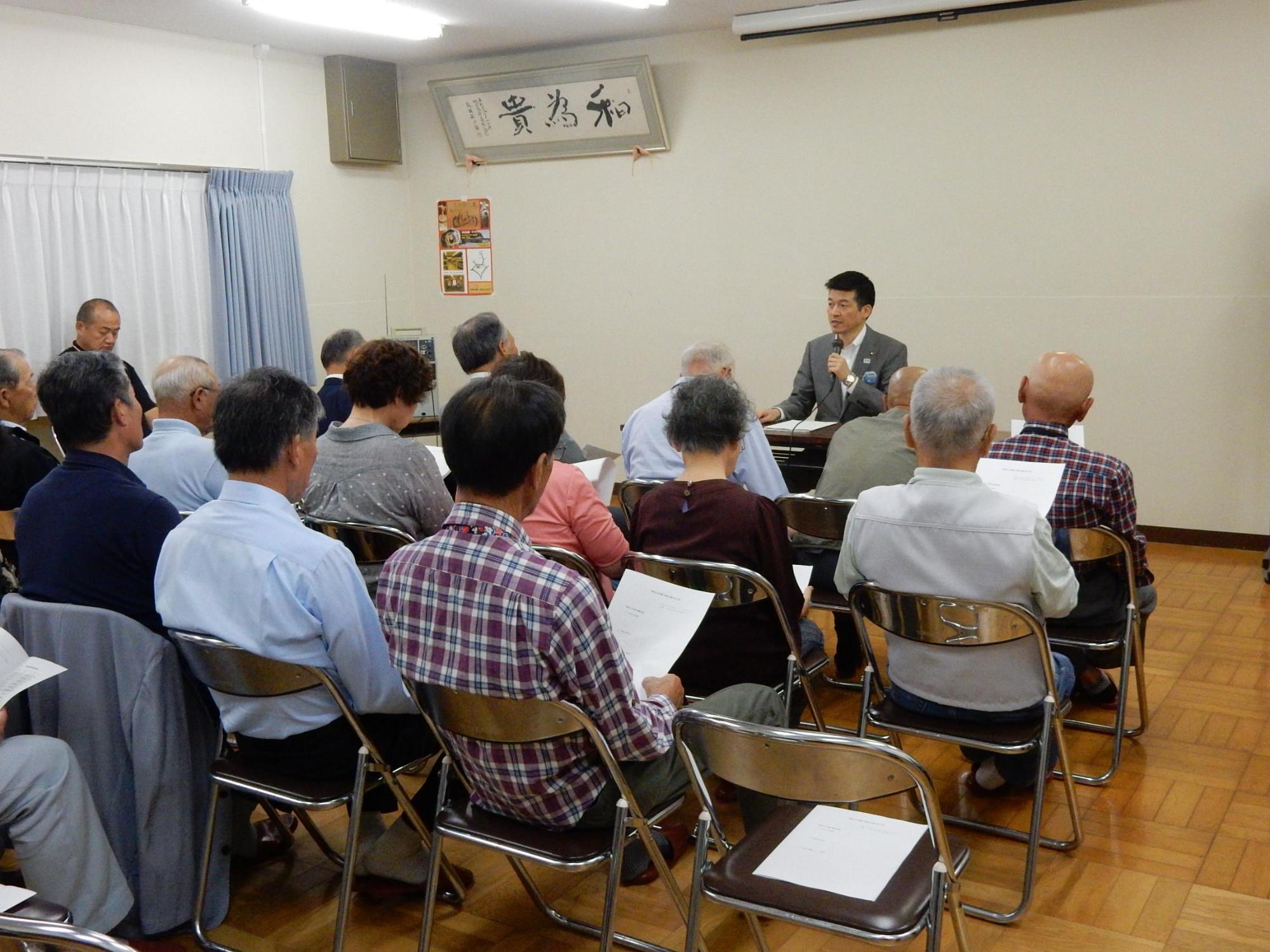 市長と語り合う会にてマイクをもって話しをする市長の様子の写真