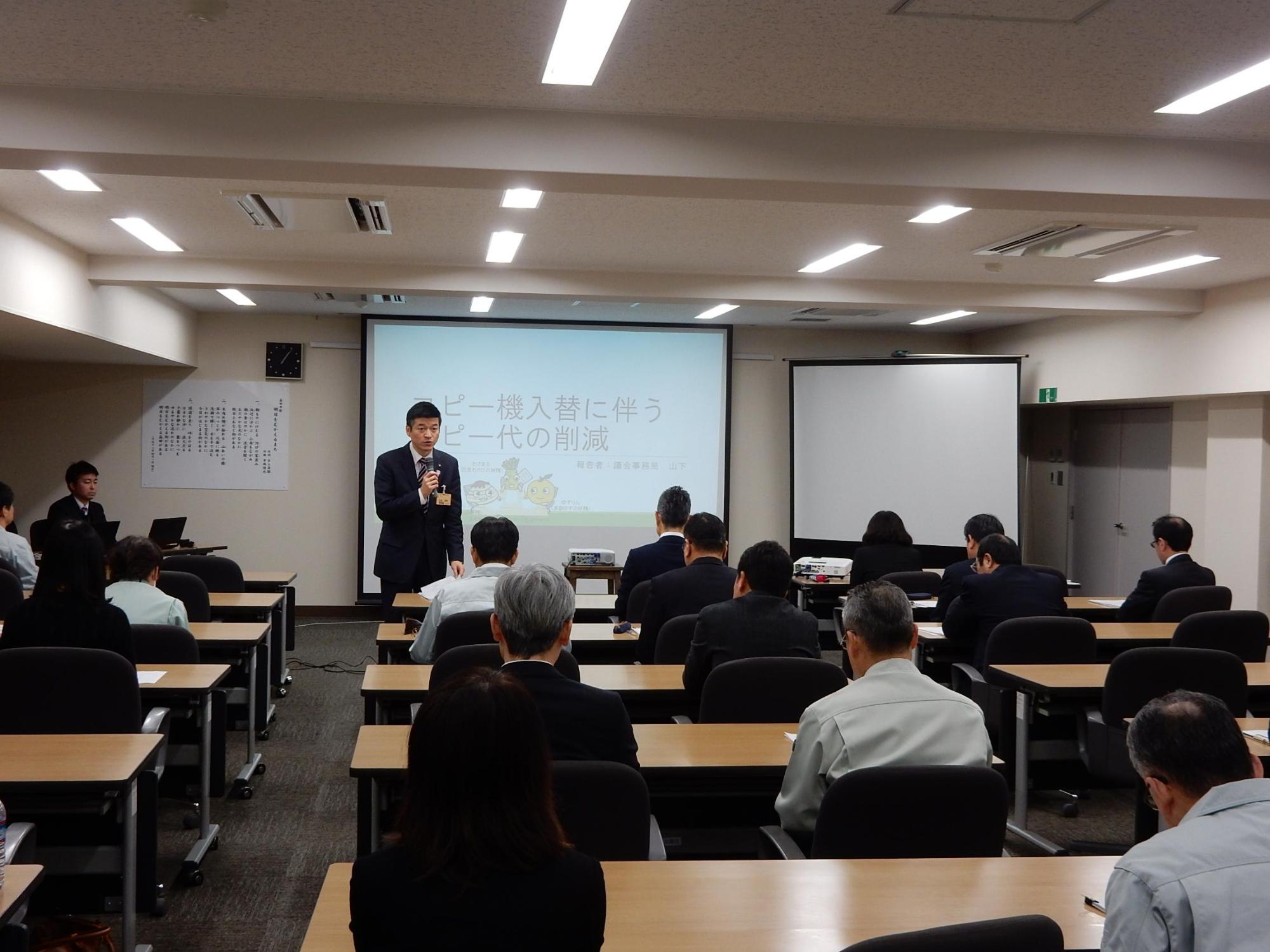 業務改善事例・職員提案にて挨拶をする市長の様子の写真