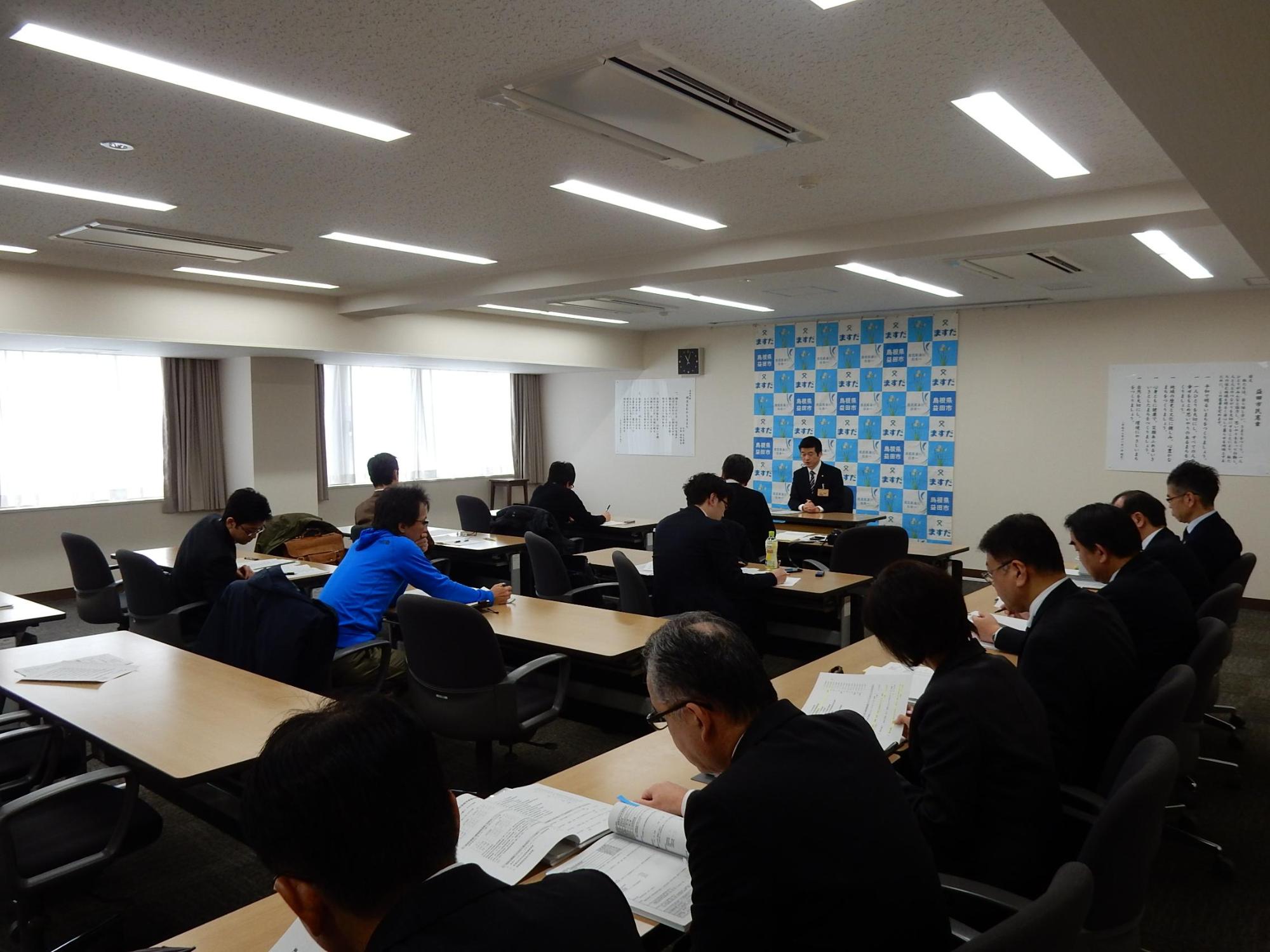 定例記者会見にて話しをしている市長の様子の写真