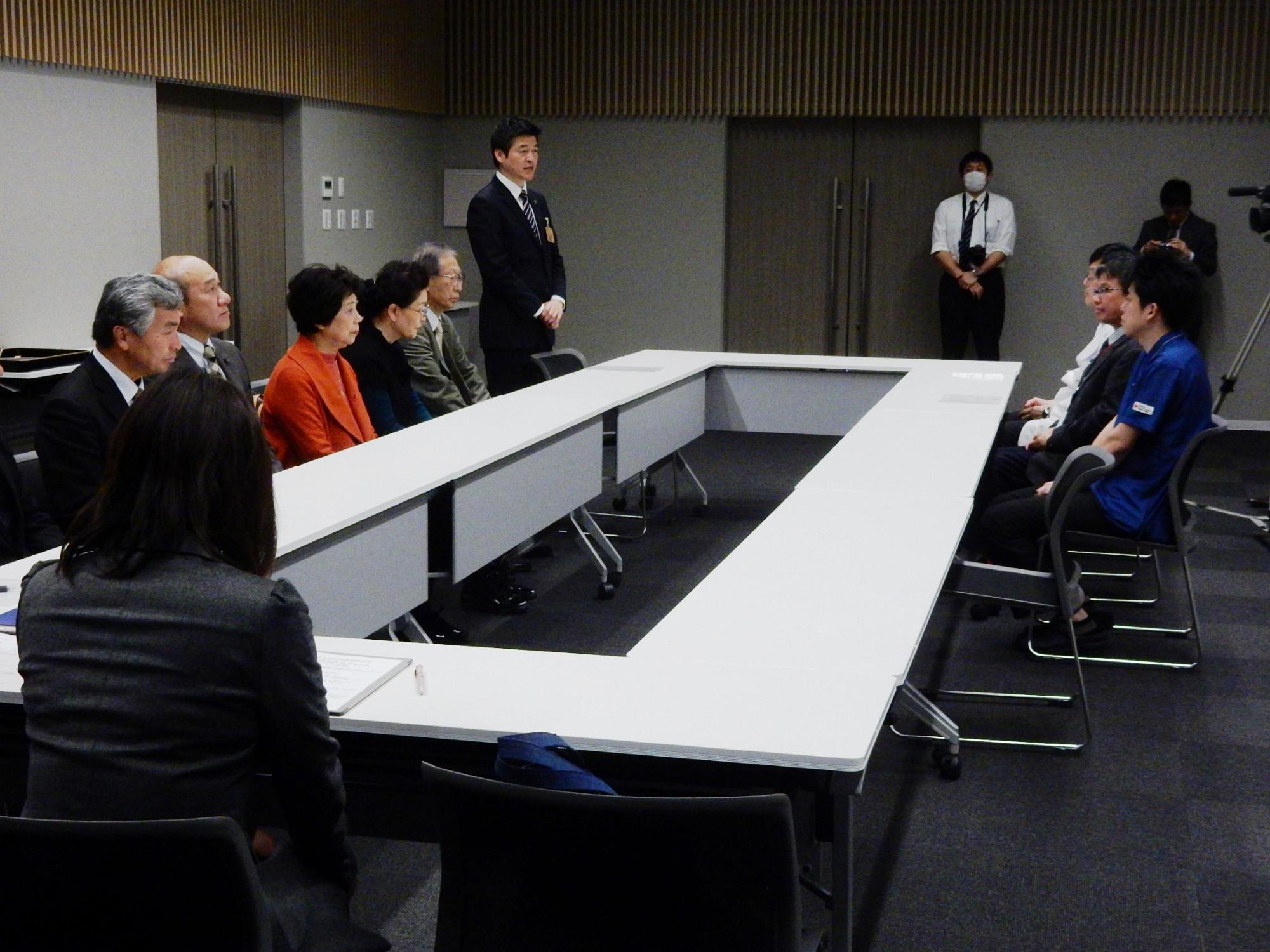 赴任医師歓迎事業にて挨拶をする市長の様子の写真