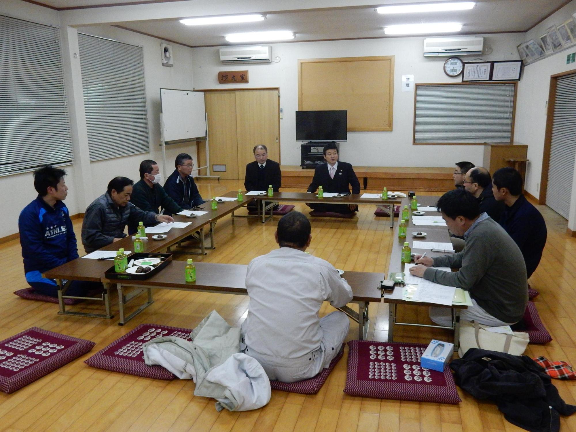 市長のおじゃましますにて話し合っている様子の写真