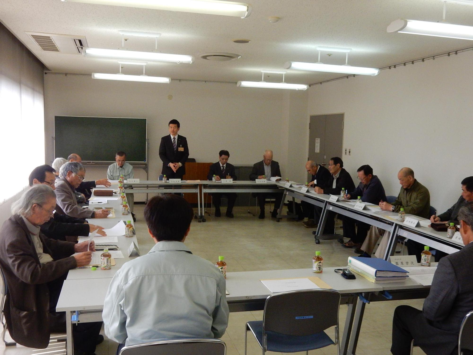 益田市土地改良区理事会にて話をする市長の様子の写真