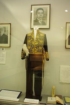 黒色の生地に金色の糸で細かく刺繍された大礼服の写真