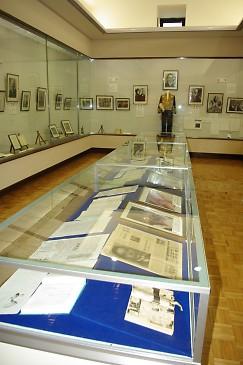大礼服やガラスケースに標本などが展示されている様子の秦記念館屋内の写真