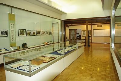 秦記念館の内部の資料展示の様子の写真