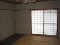 床の間と窓に障子がついた和室の写真